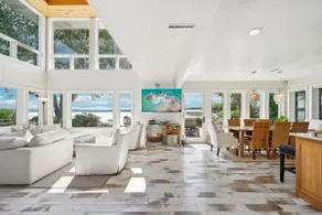 Luxury Lakeside Oasis- 4 Bed / 3 Bath Lake Home - Image 5