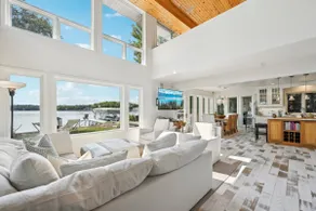 Luxury Lakeside Oasis- 4 Bed / 3 Bath Lake Home - Image 3