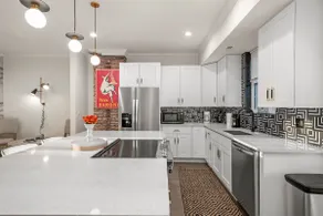 Huge Modern Penthouse Skyline View and RooftopDeck - Image 4