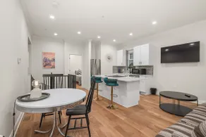 Downtown Elegant Gatsby Loft with Skyline Views - Image 5