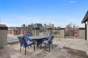Downtown Elegant Gatsby Loft with Skyline Views - Image 3