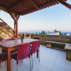 Spacious house with o/dr pool - Image 2