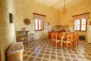 Spacious house with o/dr pool - Image 4
