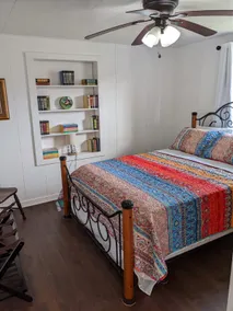 Cozy Cottage: In the Heart of Mena - Image 4
