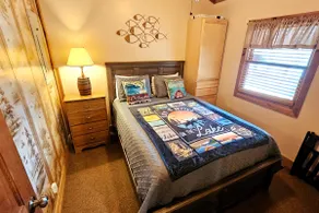 Lake Themed Cabin - Direct Water Access - Free Kayaks  - Image 2