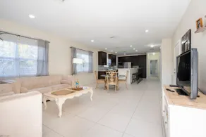 Spacious 3BR Hollywood Home – 2 Miles to Beach - Image 4