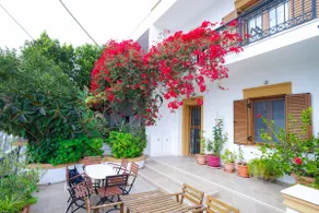 Fira Central Apartments with Veranda - Image 5