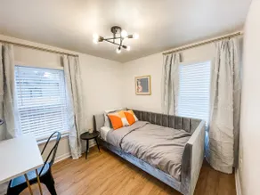 Stylish Downtown 2 Bedroom Home - Pet Friendly - Image 5