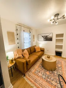 Stylish Downtown 2 Bedroom Home - Pet Friendly - Image 2
