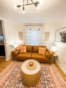 Stylish Downtown 2 Bedroom Home - Pet Friendly - Image 4
