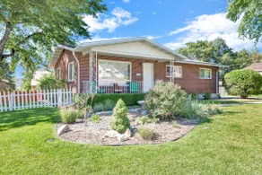 Fantastic Location | Mountain Peaks and Patios - Image 2