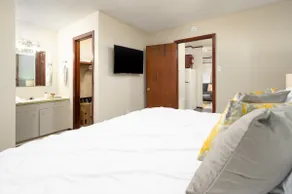 Work Travel• KingBed• P&G• Kitchen• W/D• Pets•WiFi - Image 4