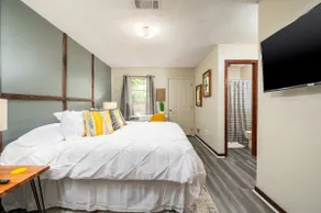 Work Travel• KingBed• P&G• Kitchen• W/D• Pets•WiFi - Image 3