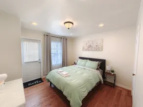 1906 Modern home by Ocean & Zoo + Driveway Parking - Image 3