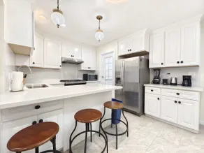 1906 Modern home by Ocean & Zoo + Driveway Parking - Image 5