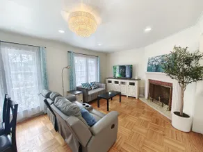 1906 Modern home by Ocean & Zoo + Driveway Parking - Image 2
