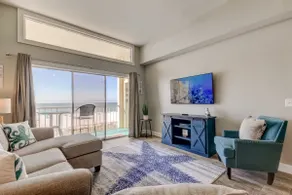 #4- Renovated 2/2-King bed! Directly on the beach! - Image 4