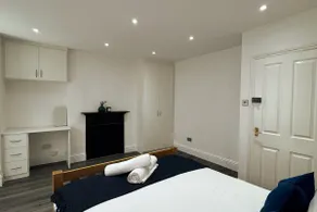 St Helens House Incredible Location with Parking & Garden - Image 3
