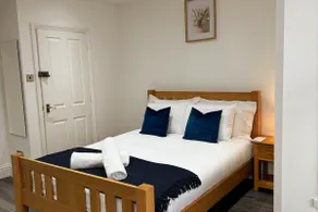 St Helens House Incredible Location with Parking & Garden - Image 2