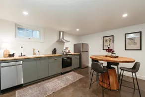Private Suite Minutes to PDX & Waterfront - Image 2