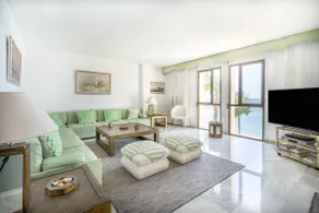 Front line beach apartment in The Edge with sea views - Image 4