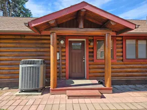 Cozy log cabin with hot tub! - Image 4