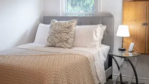 Cozy cottage with lake access - Image 4