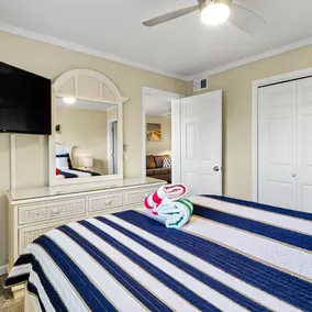 Walk to beach - Condo w/indoor pool and pickleball - Image 4