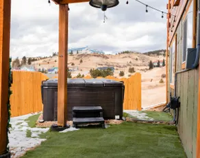 Oso Lucky Lodge | Hot Tub • Walk to Casinos - Image 2