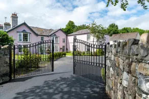 Luxurious with views of Menai Strait and Mountains - Image 2