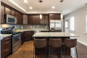 Stunning 2BR Apartment Near Downtown - Image 2