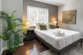 Stunning 2BR Apartment Near Downtown - Image 3