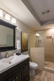 Stunning 2BR Apartment Near Downtown - Image 4