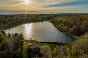 Waterfront oasis in heart of Berkshires - Image 4