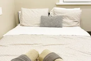 Comfy Queen Bed Studio-Bus Metro - Image 5