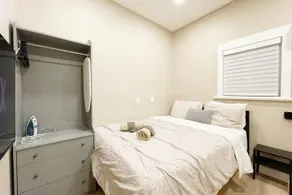 Comfy Queen Bed Studio-Bus Metro - Image 3