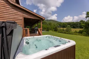 Cozy 4 Bedroom Log Cabin Getaway near Snowshoe, West Virginia With Hot Tub - Image 4