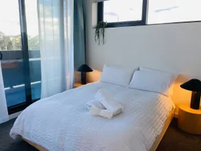 Modern 2-bedroom, parking, wifi, walk to AIS/GIO - Image 5