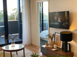 Modern 2-bedroom, parking, wifi, walk to AIS/GIO - Image 2