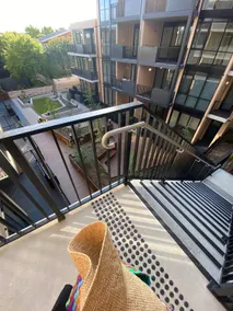 Modern 2-bedroom, parking, wifi, walk to AIS/GIO - Image 4