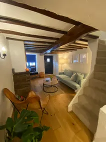 1750's cottage with open fire and beams - Image 3