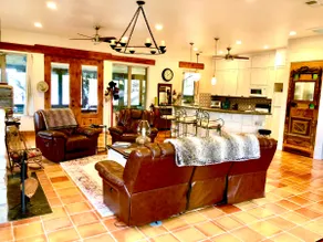 R&R Riverhouse on the Water - King Bed - Image 3