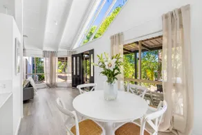 Cocos Home with large Pool in the middle of Noosa - Image 4