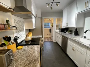 Earthy Modern 2 BDR Mid-Century Home Pets OK - Image 3