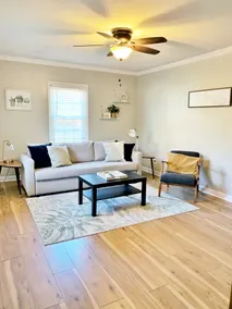 Cozy 1 bedroom apartment with fenced in backyard. - Image 2