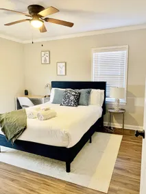 Cozy 1 bedroom apartment with fenced in backyard. - Image 3