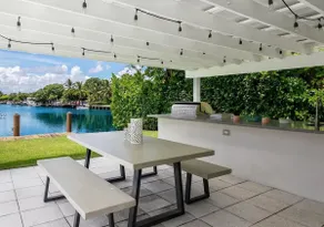 Waterfront 4BR Sunset Villa w/pool and spa - Image 3