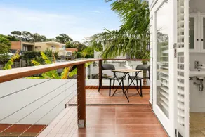 Henrietta: Poolside Relaxation near Bronte Beach - Image 4