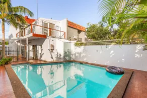 Henrietta: Poolside Relaxation near Bronte Beach - Image 2