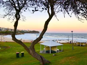 Henrietta: Poolside Relaxation near Bronte Beach - Image 5